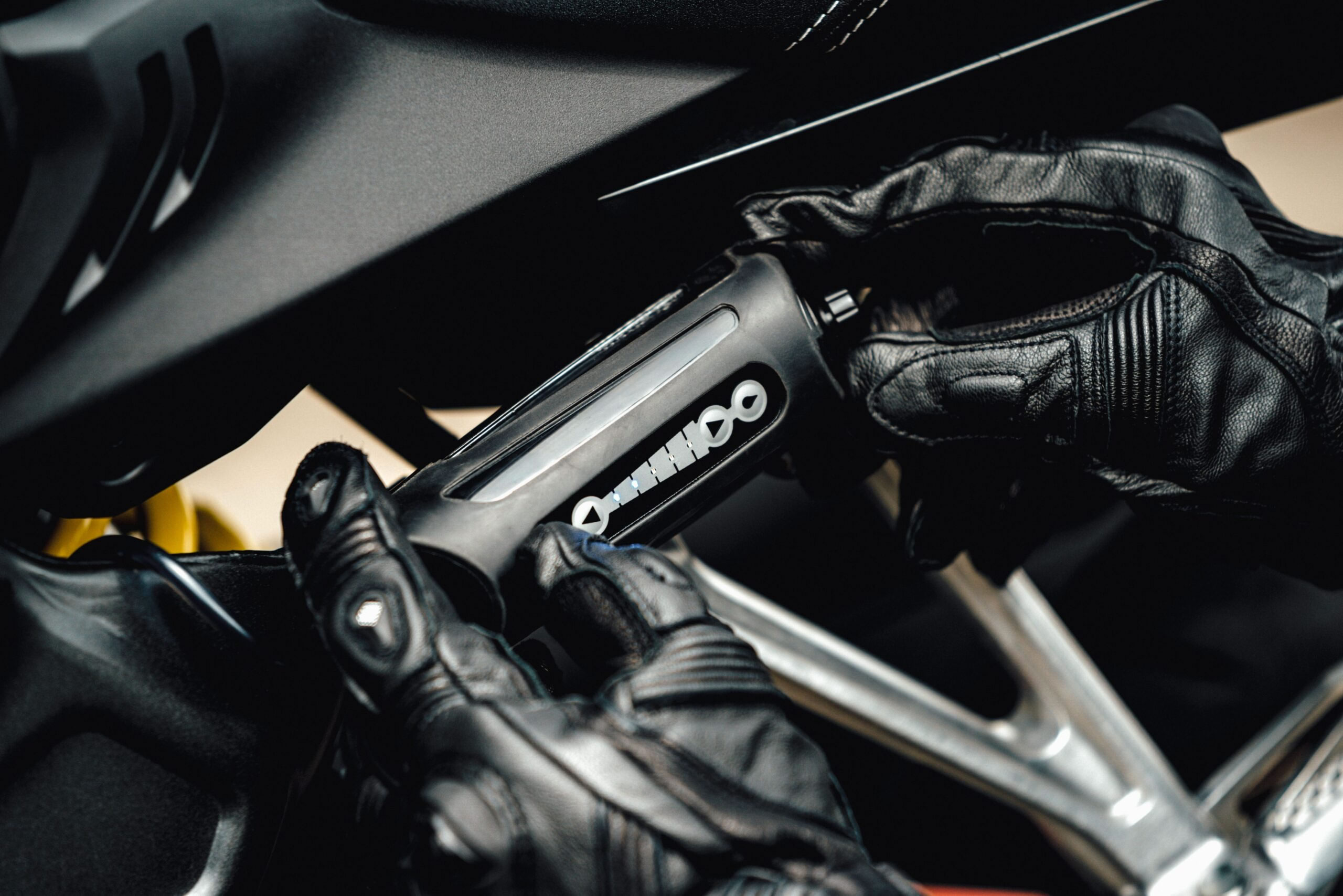 Scottoiler xSystem 3.0+ Review: The Smart Way to Protect Your Chain (and Your Wallet)